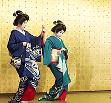 Niigata geisha dancing.jpg