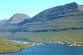 Norðdepil (links) und Hvannasund (rechts) sind durch einen Damm verbunden. Im Hintergrund die mächtigen Berge auf Viðoy.