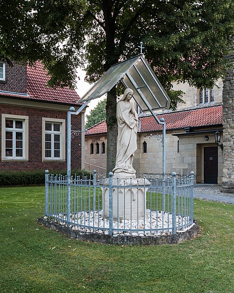 File:Nottuln, Schapdetten, Marienfigur an der St.-Bonifatius-Kirche -- 2016 -- 3858.jpg