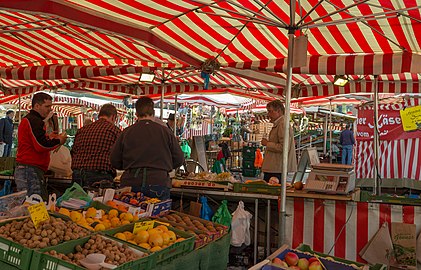 File:Nuremberg, Hauptmarkt and Frauenkirche 4648.jpg