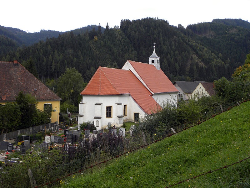 File:Oberzeiring - Knappen- bzw Elisabethkirche und Friedhof.jpg