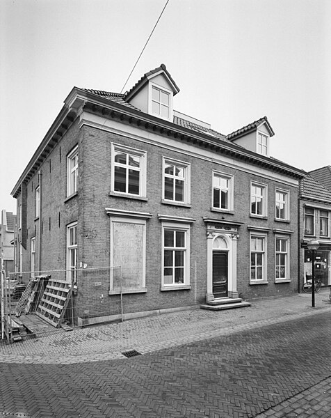 File:Overzicht voorgevel en linker zijgevel notarishuis,voormalig gemeentehuis - Werkendam - 20347838 - RCE.jpg