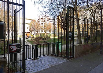 Entrée du square, rue des Poissonniers.