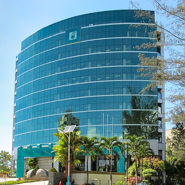 Datei:PETRONAS Verwaltungsgebäude in Kota Kinabalu, Malaysia.jpg