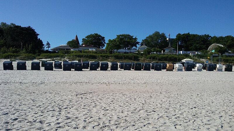 File:POL Ustka plaża późną wiosną 1.jpg