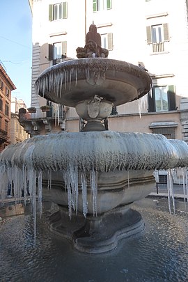 P za d Aracoeli, ghiaccioli alla fontana P1130785.jpg
