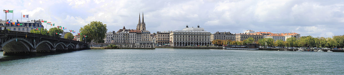 Espiritu Sainduaren zubia, Aturri ibaia, Baiona Handia, Baionako katedralaren dorreak eta Baionako herriko etxearen ikuspegi panoramikoa.