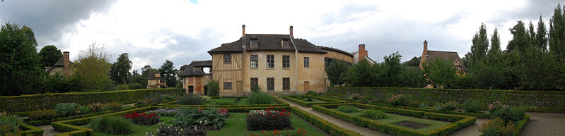 File:Panoramique - Arrière de la maison de la Reine.jpg