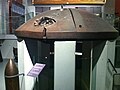 Diese Panzerkuppel mit Granateneinschlag kann im Zuge der Ausstellung "Erster Weltkrieg" im Heeresgeschichtlichen Museum von Wien, betrachtet werden. Diese Kuppel wurde (ohne Einschlag) im Lichterhof der Kriegsaustellung im Wiener Prater 1916 ausgestellt.
