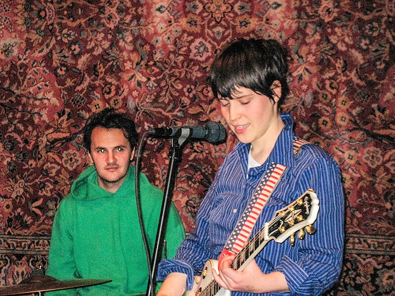 File:Phil Elverum, Geneviève Castrée (retouch).jpg