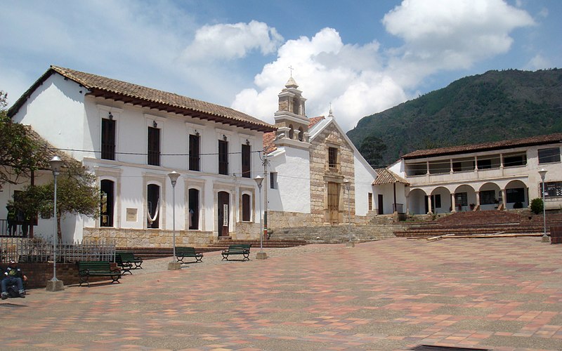 File:Plaza Sesquile - panoramio.jpg