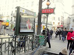 Station de Métro Saint Paul - Le Marais à Paris, ornée d'un candélabre Val d'Osne.