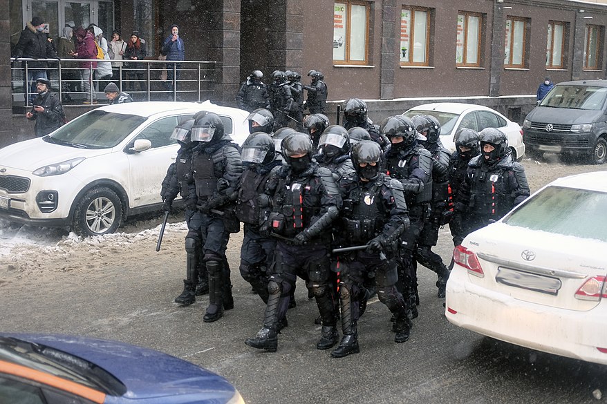 15:34 — Полицейские производят оцепление и «зачистку» улицы Матросская Тишина.