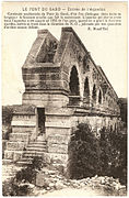 Westliches Ende der Brücke im Jahr 1891 mit der von Charles Laisné installierten Treppe, mit der Besucher das Innere der Leitung betreten können.