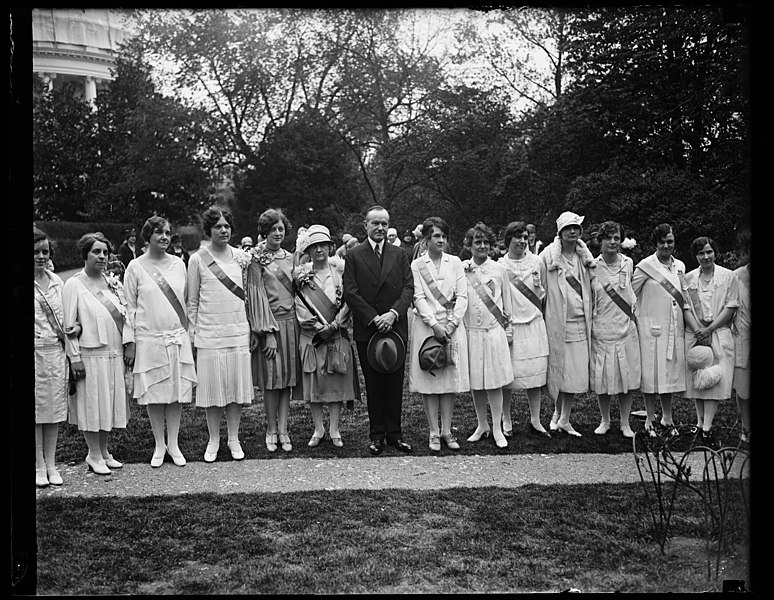 File:President Coolidge and pages at Convention of Daughters of 1812. The pretty girls from all parts of the country who are acting as pages at the annual convention of the Daughters of 1812 in LCCN2016888365.jpg