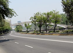 El puente sobre la avenida Andrés Bello y el Río Mapocho