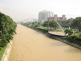 Río Medellín desde la Avenida 33, 2006.jpg