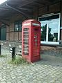 Красная телефонная будка на железнодорожной станции Бюнде, Германия