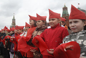 English: Young Pioneer induction ceremony held on Moscow's Red Square Русский: Торжественный прием в пионеры на Красной площади