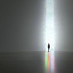 Tokujin Yoshioka, Iglesia Arcoiris, 2013. Museo de Arte Contemporáneo de Tokio. El vitral compuesto por 500 prismas de cristal convierte los rayos naturales en color arco iris para que la "luz milagrosa" aparezca en el espacio.