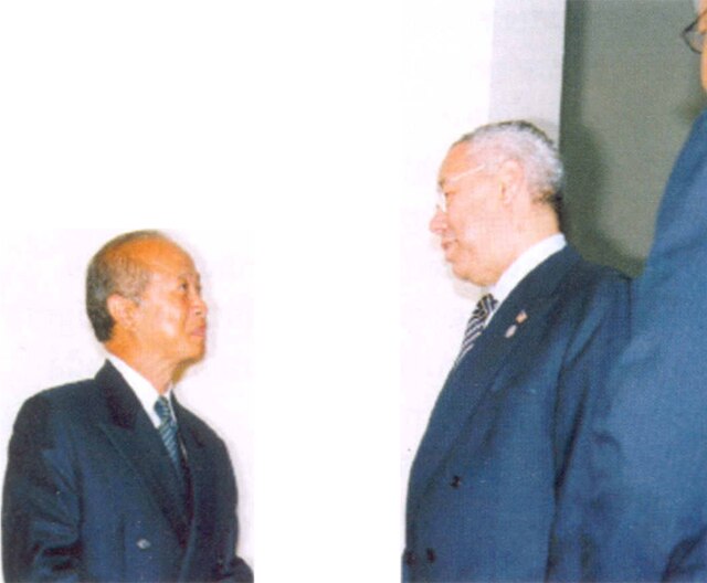 Ranariddh meets US Secretary of State Colin Powell in Phnom Penh, 2003