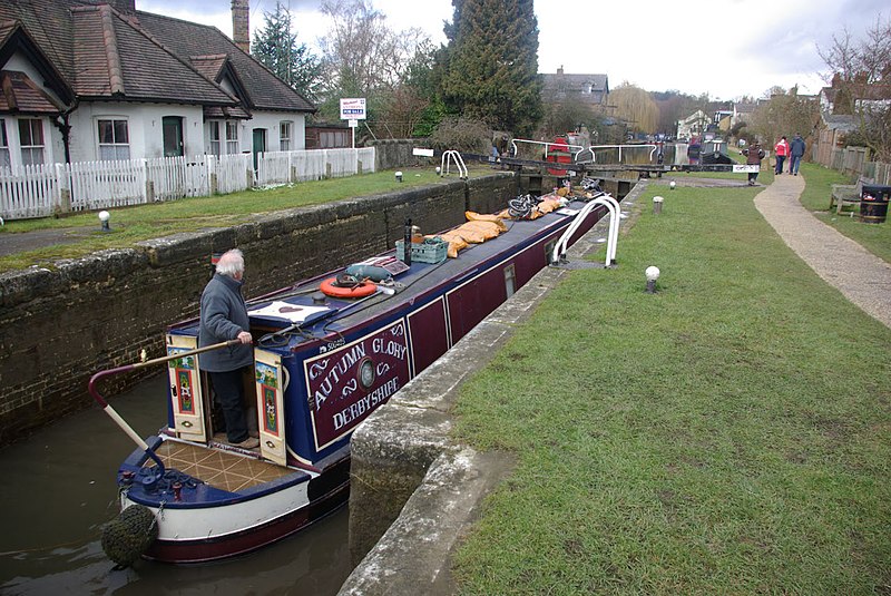 File:Ravens Lane Lock, Grand Union Canal - geograph.org.uk - 1725851.jpg