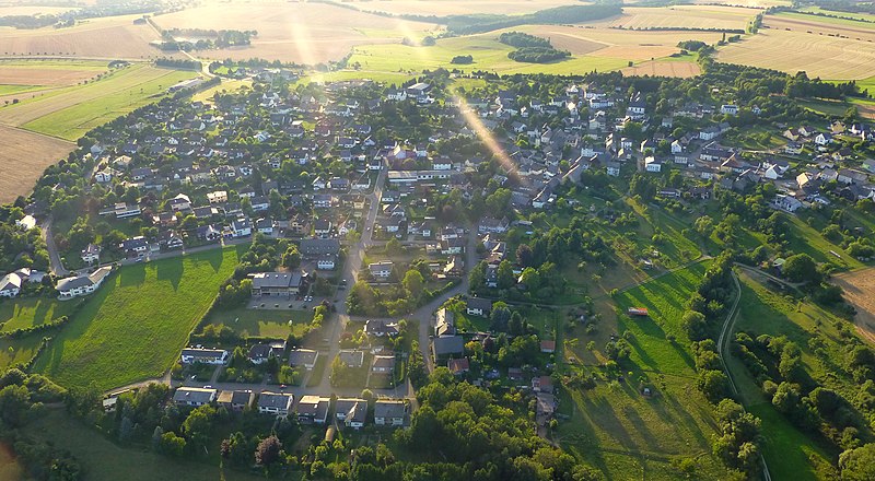 File:Riesweiler gegen die Abendsonne - panoramio.jpg