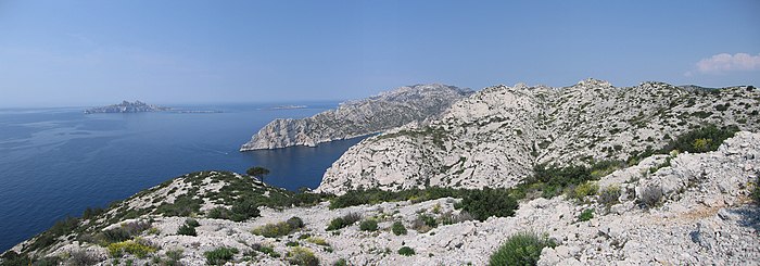 Panorama de la calanque de Sormiou. Au fond à gauche, l'île de Riou.