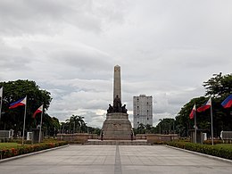 Vue de face du parc Rizal.jpg