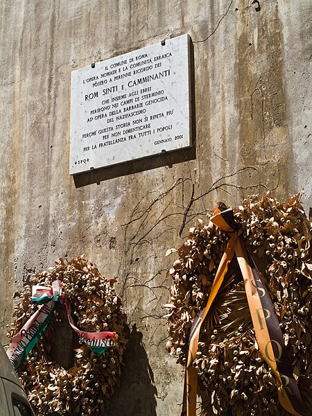 File:Roms Sinti persecutions plaque.jpg