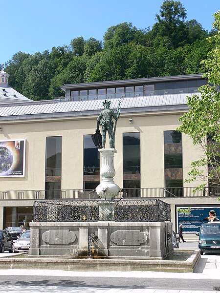 File:Salzburg Fischbrunnen Rückseite.jpg