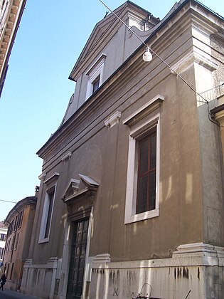 Chiesa di Sant'Angela Merici nella realtà, in cui il cornicione non è la Mannaia Decapitatrice e le proporzioni esistono.