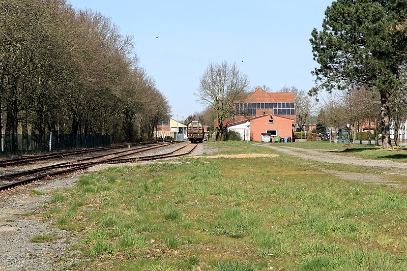 File:Saterland Sedelsberg - Hauptstraße + Bahnstrecke Cloppenburg–Ocholt 02 ies.jpg