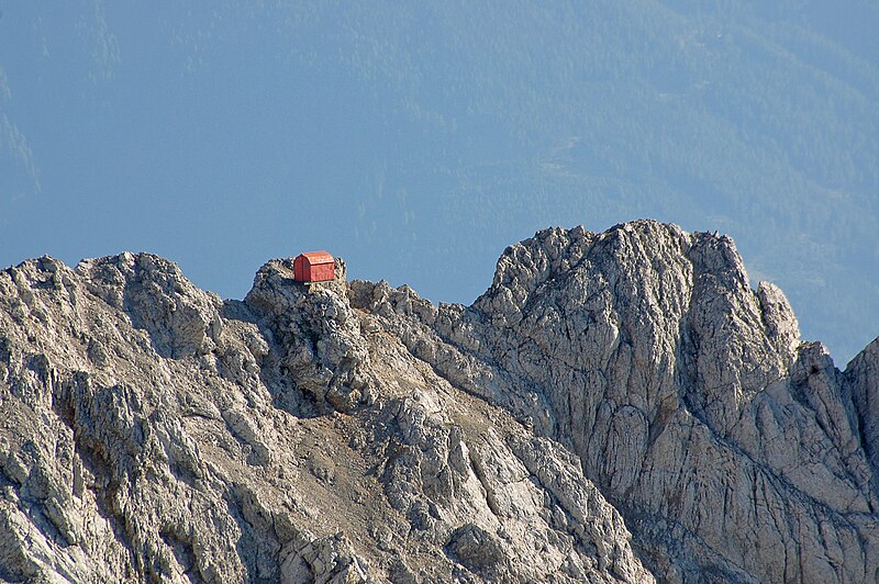 File:Schüsselkarbiwak von der Partenkirchner Dreitorspitze (2).jpg