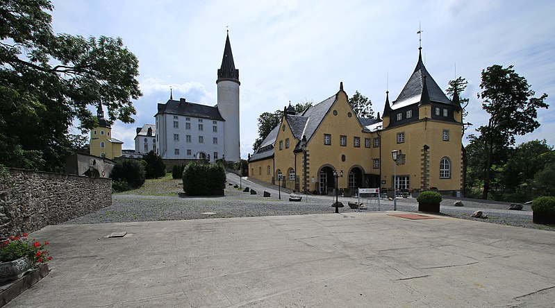 File:Schloss Purschenstein...2H1A7589WI.jpg