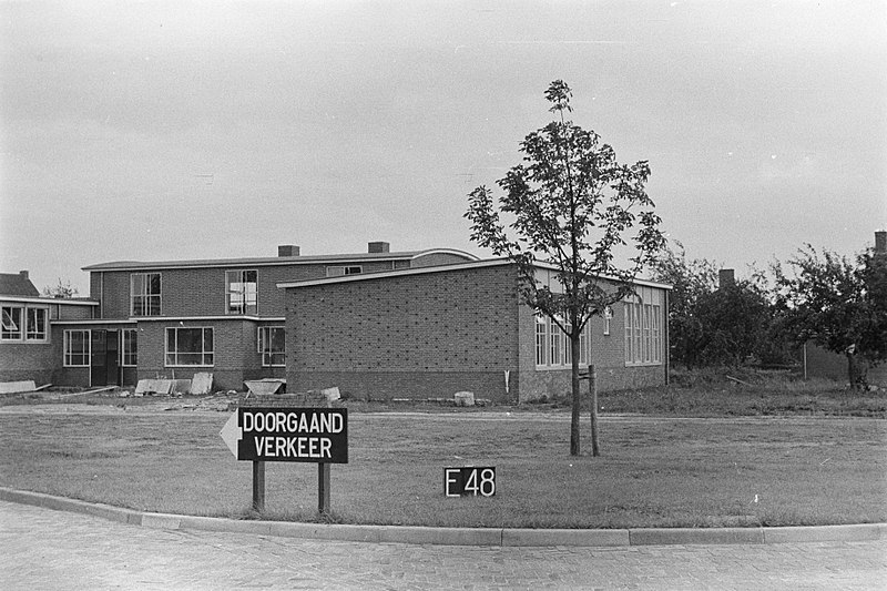 File:Schoolgebouw bij Echteld (ruilverkaveling Echteld-Lienden), Bestanddeelnr 170-2392.jpg