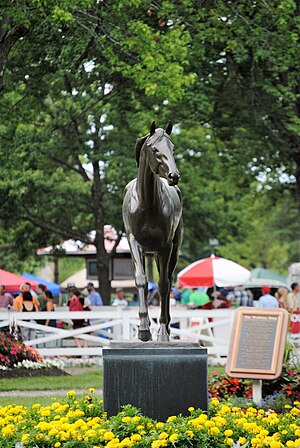 サラトガ競馬場のシーヒーロー像