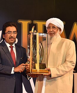 Sheikh Abubakr receiving an Award by OIC Today.jpg