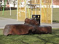 Shirley Park - o'yin maydonchasi - yog'ochdan yasalgan haykal - o'quv poyafzali bench.jpg