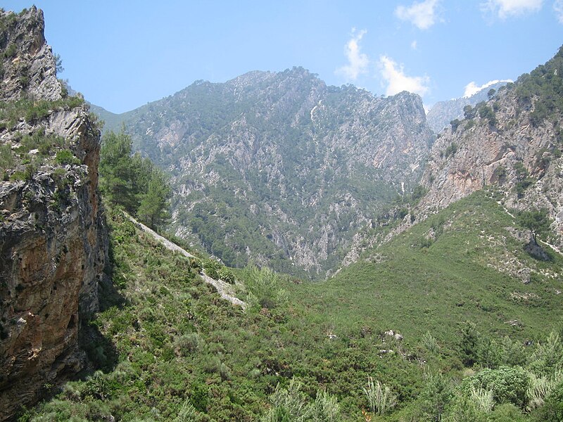 File:Sierra de Almijara (9087624494).jpg