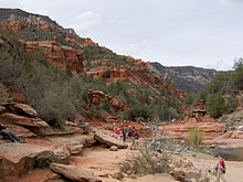 Vue du fond de la gorge au parc d'État de Slide Rock .