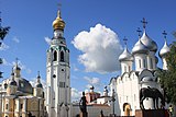 Place du kremlin de Vologda. De Gauche à droite : cathédrale de la Résurrection (Vologda), le clocher, la cour de l'archevêque, la cathédrale Sainte-Sophie.