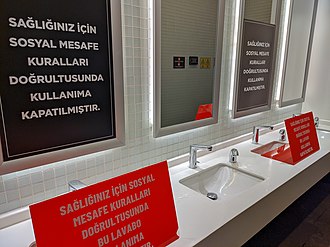Social distance warnings in a mall's toilet. Sosyal mesafe uyarilari.jpg