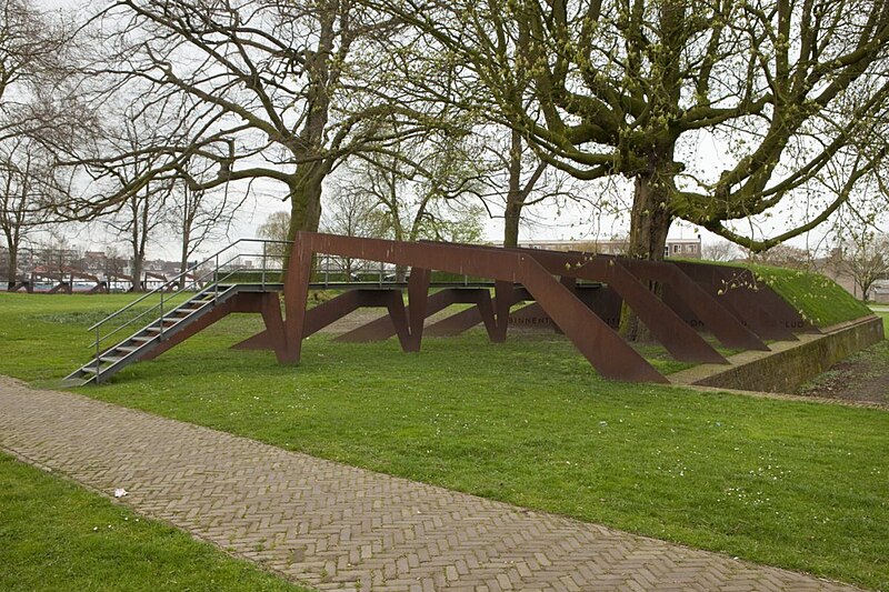 File:Stalen vormen met loopbrug - 's-Hertogenbosch - 20428263 - RCE.jpg