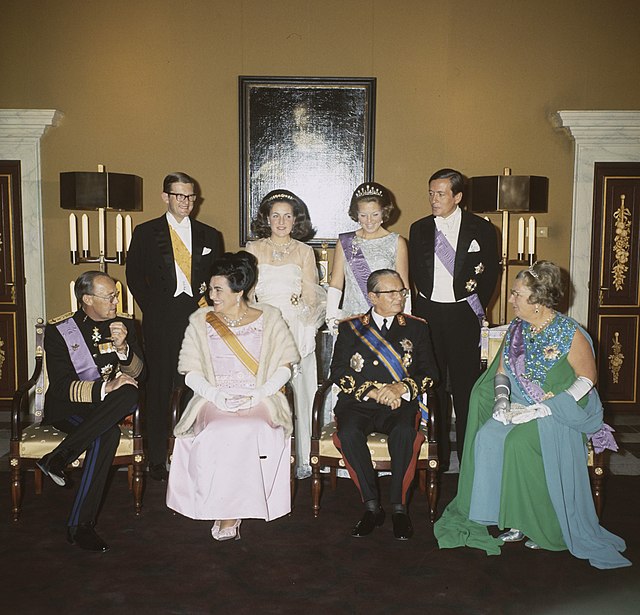 Председник СФРЈ Јосип Броз Тито и његова супруга Јованка са краљицом Јулијаном и члановима краљевске породице, приликом посете Холандији 21. октобра 1970. године