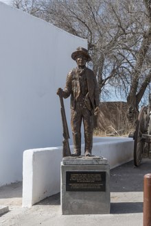 Estatua de William Bonney, o "Billy the Kid", en el distrito artístico del pequeño San Elizario, cerca de El Paso, Texas
