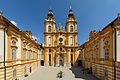 Deutsch: Kolomanihof mit Westfassade der Kirche English: St. Koloman's courtyard with church façade