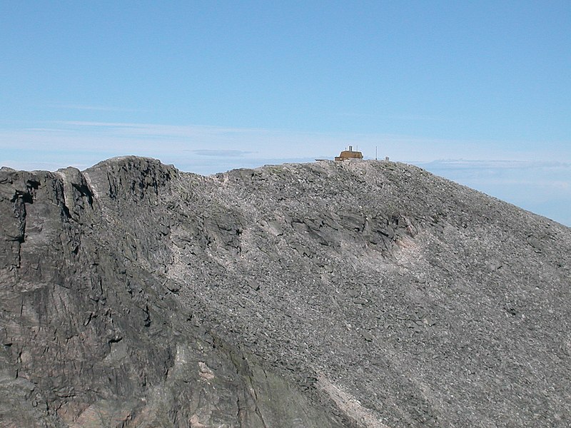 File:StortoppenFromHettpiggenSnøhetta.jpg