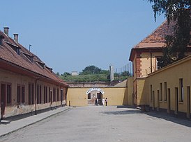 Das Tor im Gebäude der Festung mit der Aufschrift „Arbeit macht frei“