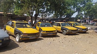 Taxis jaunes et noirs.